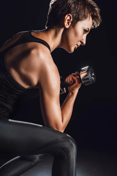 Zijaanzicht Van Vrouwelijke Atleet Uitoefenend Met Halter Bij Gym Zwarte — Stockfoto