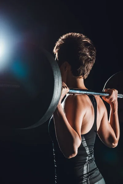 Zijaanzicht Van Sportvrouw Oefenen Met Barbell Zwarte Achtergrond — Stockfoto