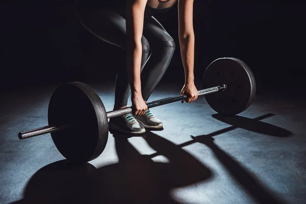 Bijgesneden Afbeelding Van Vrouwelijke Atleet Uit Werken Met Barbell Zwarte — Stockfoto