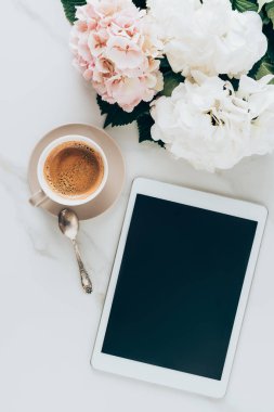fincan espresso kahve, HORTENSIA çiçek ve dijital tablet ile boş perde üstten görünüm mermer yüzeyi