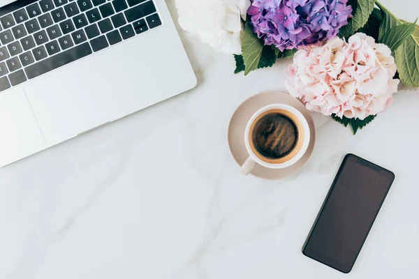 Plano Con Café Portátil Teléfono Inteligente Flores Hortensia Superficie Mármol — Foto de Stock