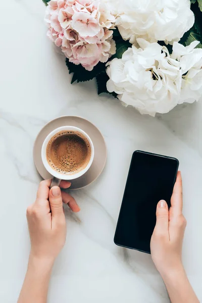 Vista Recortada Mujer Con Teléfono Inteligente Taza Café Superficie Mármol —  Fotos de Stock