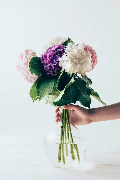 Beyaz Üzerine Pembe Beyaz Mor Ortanca Çiçek Vazo Tutan Kadın — Stok fotoğraf