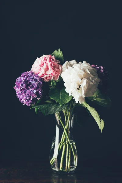 Розовый Белый Фиолетовый Гортензии Цветы Стеклянной Вазе Черном — стоковое фото