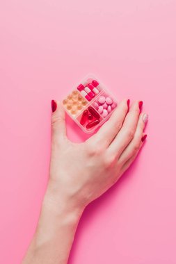 Kırpılan doz ilaçlar için Plastik Konteyner pembe üzerinde tutan kadın