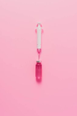 şırınga pembe yüzeyi üstten görünüm ampul pembe sıvı ile
