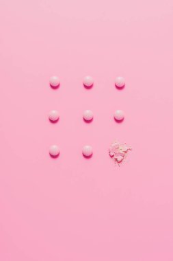 Düzenlenmiş pembe hap üstten görünüm pembe yüzeyi