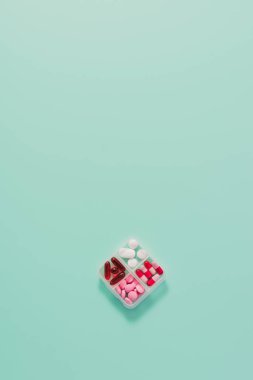 çeşitli sıralanmış haplarla Plastik Konteyner üstten görünüm mavi