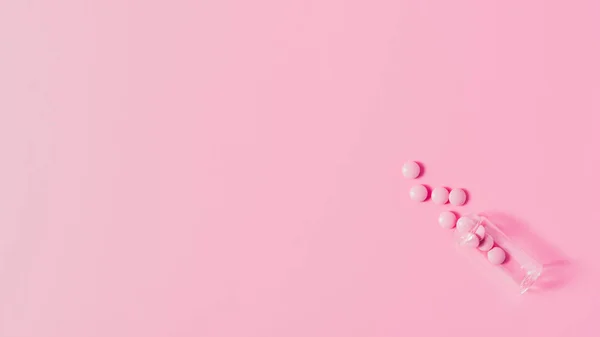 Bovenaanzicht Van Roze Geneesmiddelen Uit Fles Roze Oppervlak Gemorst — Gratis stockfoto
