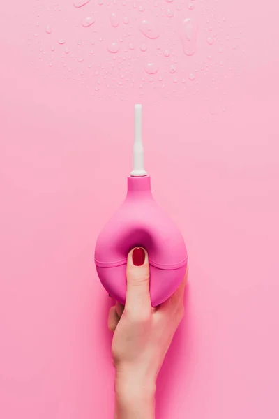 ピンクの潅水を保持している女性のクロップ撮影 — ストック写真
