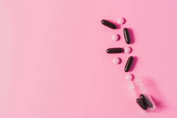 Vista Superior Garrafa Com Pílulas Rosa Preto Derramado Rosa — Fotografia de Stock