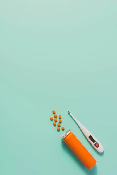 Вид Сверху Контейнера Пролитыми Лекарствами Электрическим Термометром Синий Цвет — стоковое фото