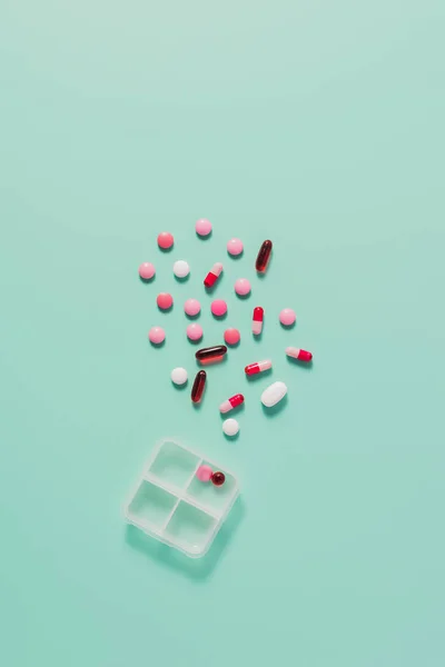 Draufsicht Auf Verschiedene Pillen Die Aus Kunststoffhülle Auf Blauem Grund — Stockfoto