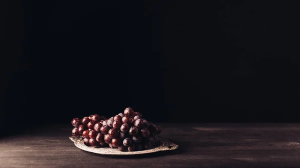 Fresh Ripe Red Grapes Vintage Plate Wooden Table Black — Stock Photo, Image