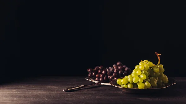 Frische Reife Rote Und Weiße Trauben Auf Tellern Und Vintage — Stockfoto