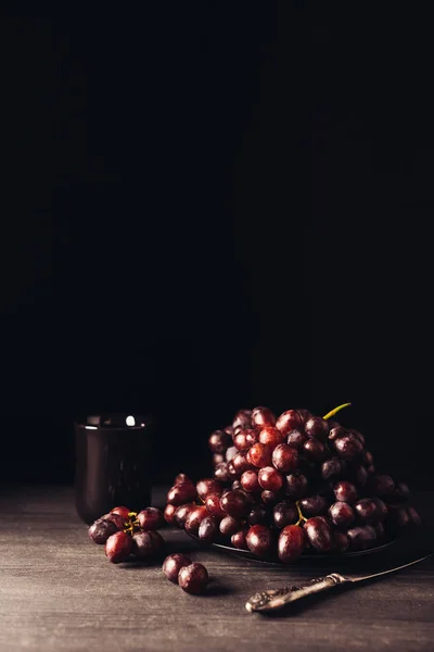 Fresh Ripe Grapes Plate Vintage Knife Ceramic Mug Wooden Table — Free Stock Photo