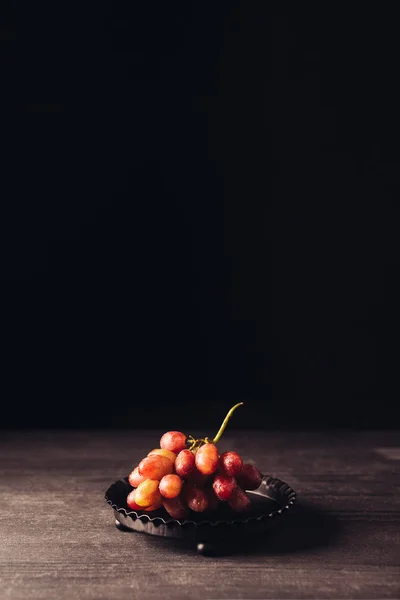 Vista Cerca Uvas Rojas Maduras Frescas Sobre Mesa Madera Sobre — Foto de stock gratuita