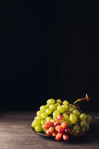 Vista Cerca Uvas Jugosas Frescas Maduras Sobre Mesa Madera Sobre — Foto de Stock