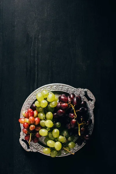 Вид Сверху Различные Сорта Винограда Винтажной Пластине Черной Деревянной Поверхности — стоковое фото