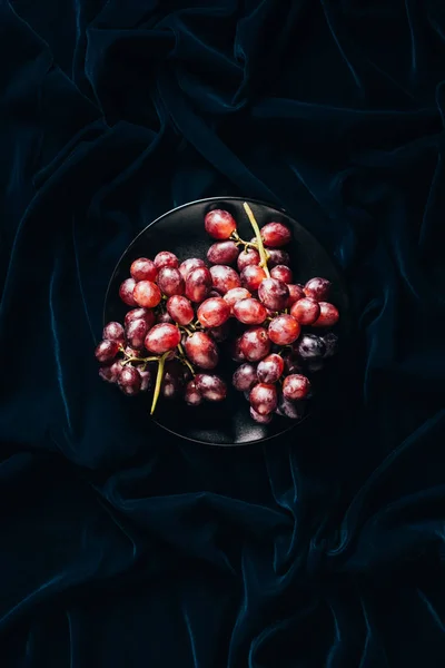 Top View Fresh Ripe Juicy Red Grapes Black Plate Dark — Stock Photo, Image