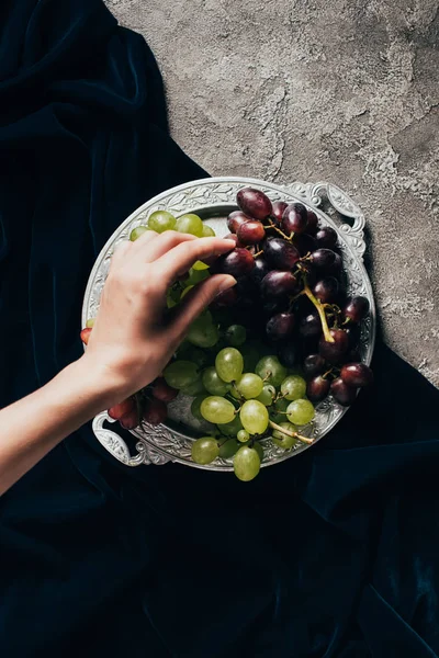 Частичный Вид Сверху Человека Поедающего Вкусный Виноград Винтажной Тарелки — стоковое фото