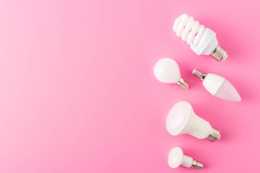 lamba türleri üstten görünüm pembe bir arka plan üzerinde 