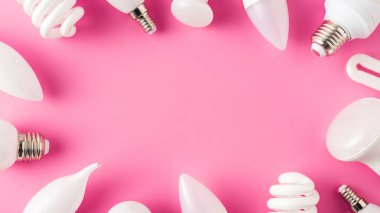 çeşitli Işık Ampüller üstten görünüm pembe, enerji kavramı 