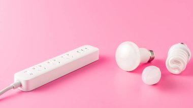 çeşitli Işık Ampüller ve priz yakından görmek pembe üzerinde