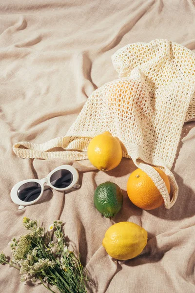 Vista Alto Ângulo Óculos Sol Flores Saco Cordas Com Frutas — Fotografia de Stock