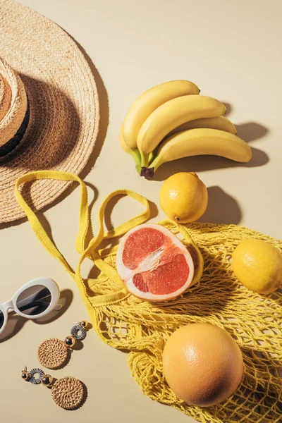 Top View Wicker Hat Sunglasses Earrings Yellow String Bag Fresh — Stock Photo, Image