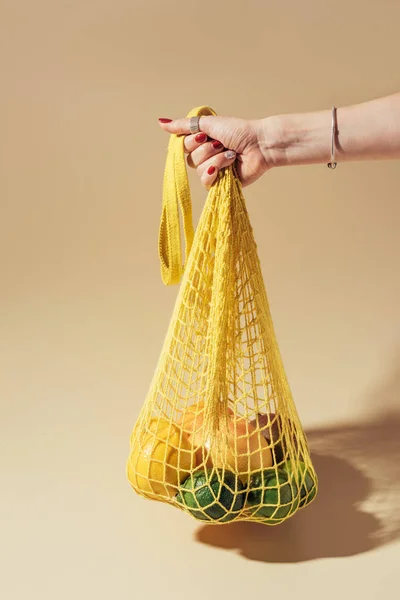 Visão Parcial Pessoa Segurando Saco Cordas Com Frutas Tropicais Frescas — Fotografia de Stock