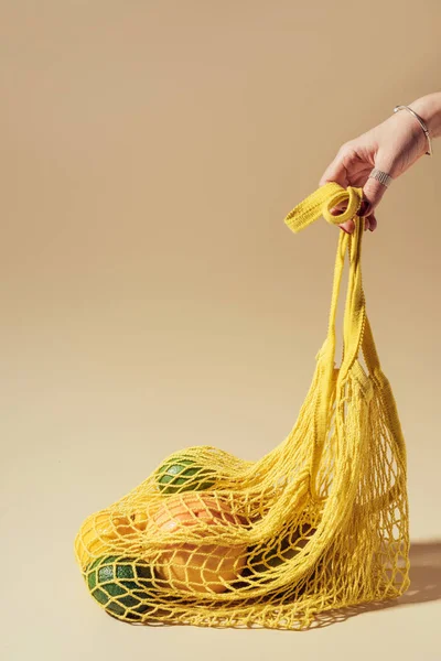 棕色带新鲜水果的黄色绳子袋人的部分看法 — 免费的图库照片