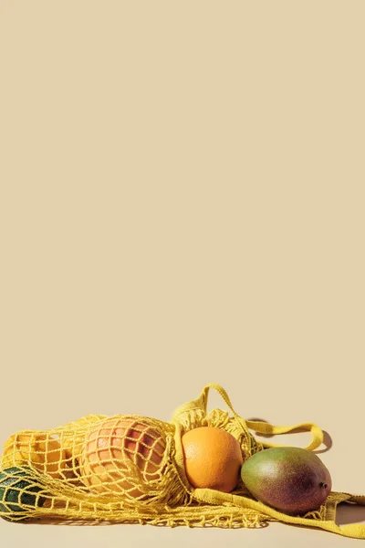 Vista Cerca Bolsa Hilo Amarillo Con Frutas Tropicales Maduras Sobre — Foto de Stock