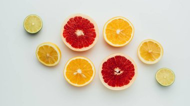 Grey taze greyfurt, limon, limon ve portakal dilimleri, üstten görünüm