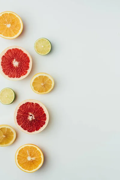 Вид Зверху Шматочки Грейпфрута Лимона Лайма Апельсина Сірому Місцем Тексту — стокове фото