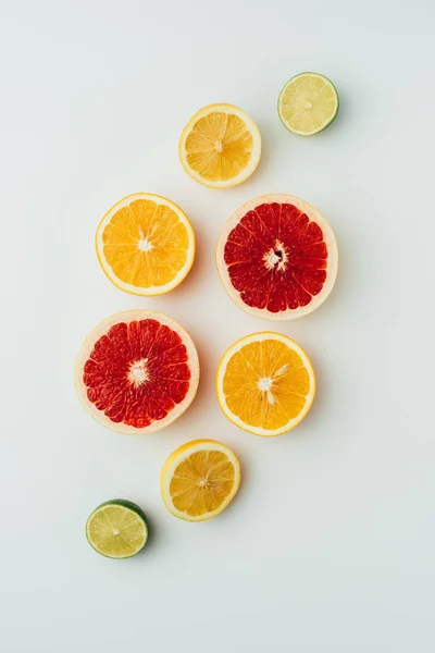 Draufsicht Auf Grapefruit Zitronen Limetten Und Orangenscheiben Auf Grau — Stockfoto