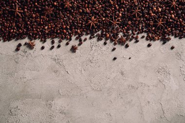 anason ile dökülen kahve çekirdekleri üstten görünüm beton yüzeyi