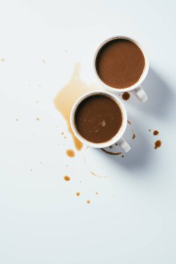 Beyaz yüzeyinde dağınık duran kahve üstten görünüm