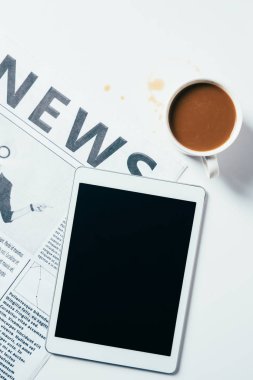 tablet kahve fincanı ve gazete ile üstten görünüm beyaz yüzeyi