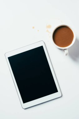 fincan kahve ve tablet üstten görünüm beyaz yüzeyi