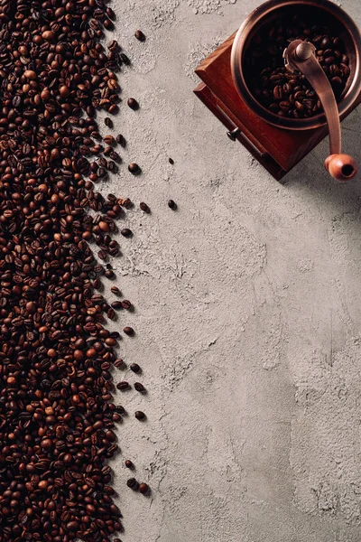 Top View Spilled Coffee Beans Vintage Grinder Concrete Surface — Stock Photo, Image