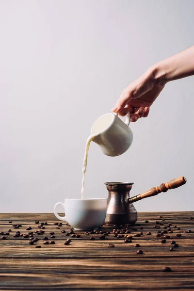 Przycięte Strzał Kobieta Wlewając Mleko Kawy Rustykalne Drewniany Stół — Zdjęcie stockowe