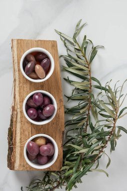 Zeytinyağı hazırlık oturum için malzemelerin üstten görünüm