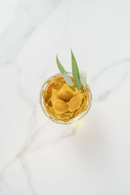 Cam Zeytin Zeytin dal üstten görünüm mermer masada