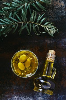 eski püskü yüzeyinde cam ve kavanoz zeytin yağı üstten görünüm