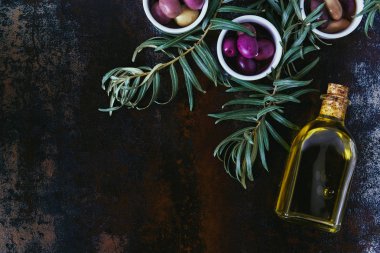eski püskü yüzeyi farklı zeytin ve yağı şişe üstten görünüm
