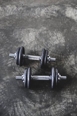 ayarlanabilir dambıl yüksek açılı görünüş beton yüzeyi