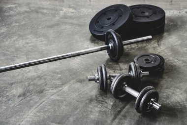 beton zemin üzerinde çeşitli spor salonu ekipman yüksek açılı görünüş