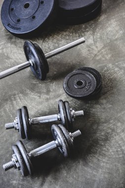 Beton yüzeyinde çeşitli spor salonu ekipman yüksek açılı görünüş