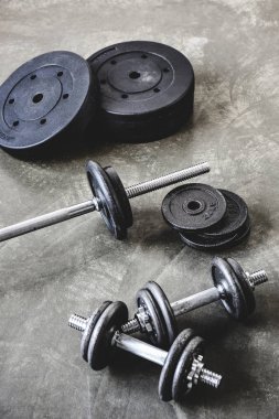 spor salonu ekipman beton yüzeyi yüksek açılı görünüş